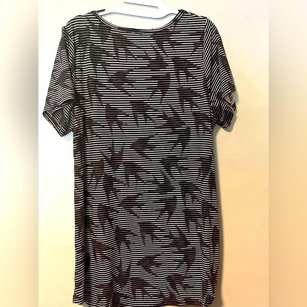 Tee with Bird/Design  - Large - Picture 2 of 3